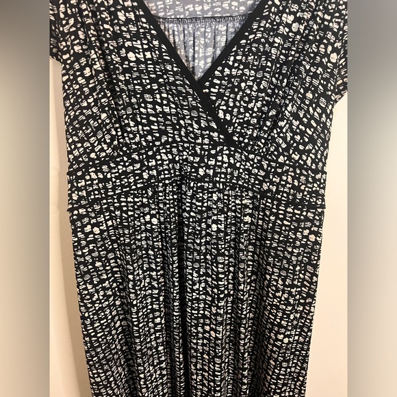 4/$25 motherhood maternity dress xl, Black And White Pattern Short Sleeved. - Picture 5 of 8